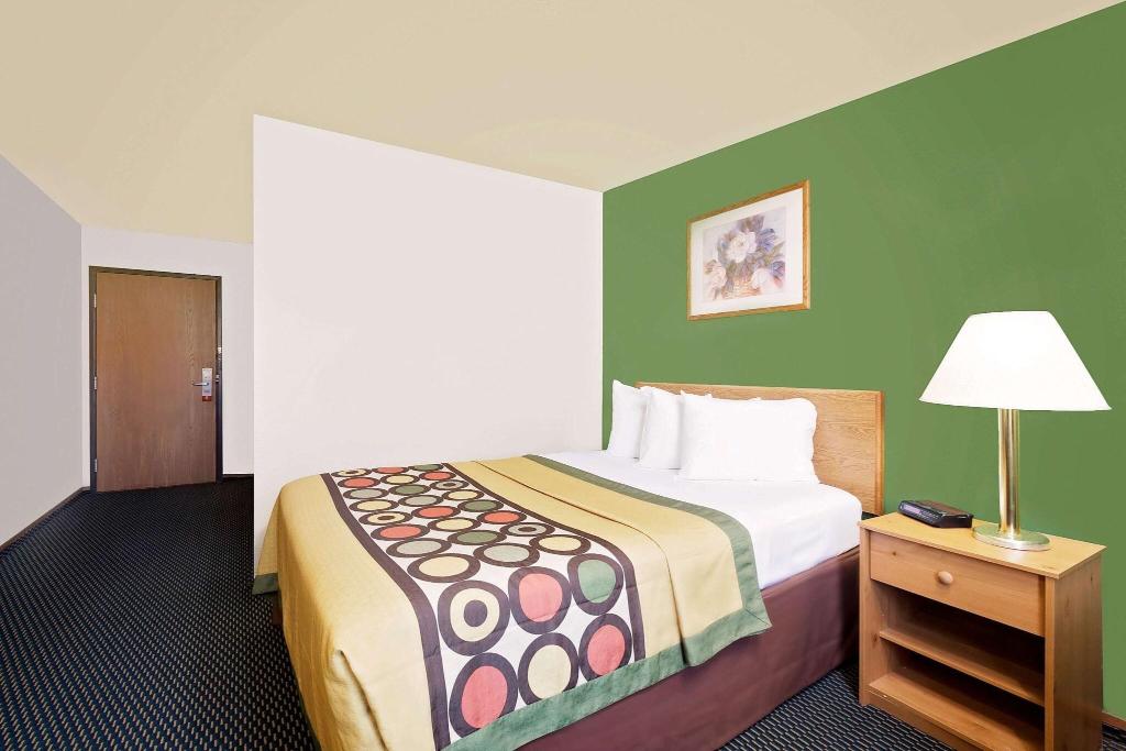 Super 8 by Wyndham Marshall