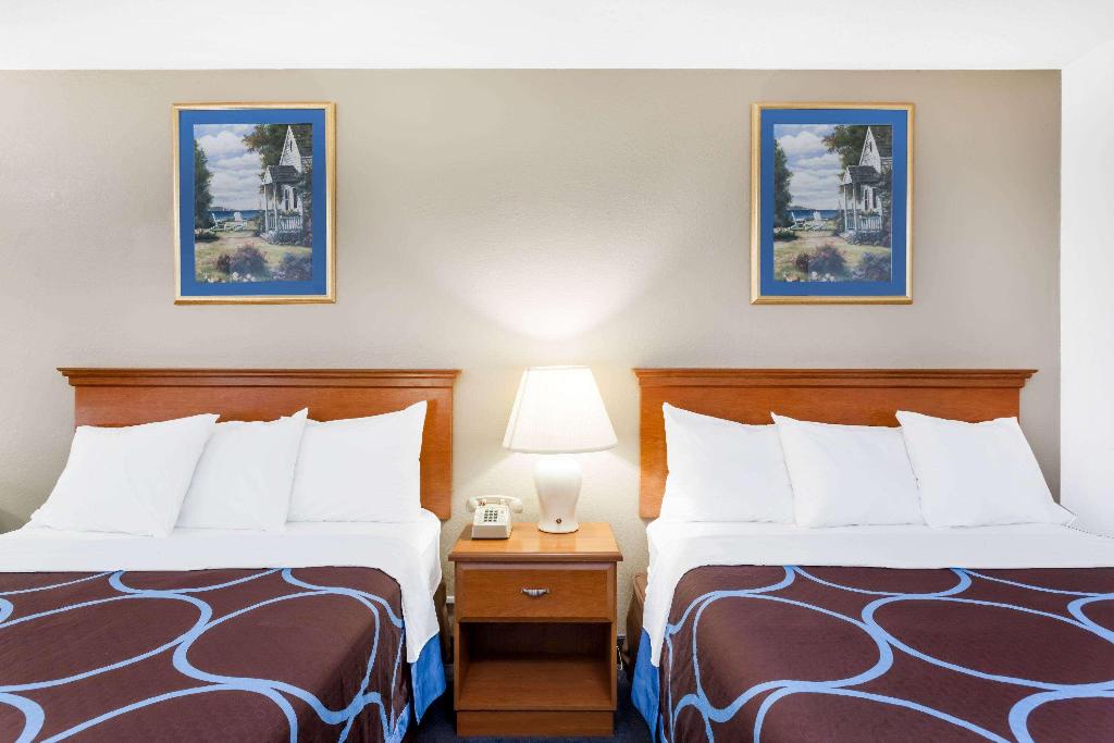 Super 8 by Wyndham Montgomery Maybrook
