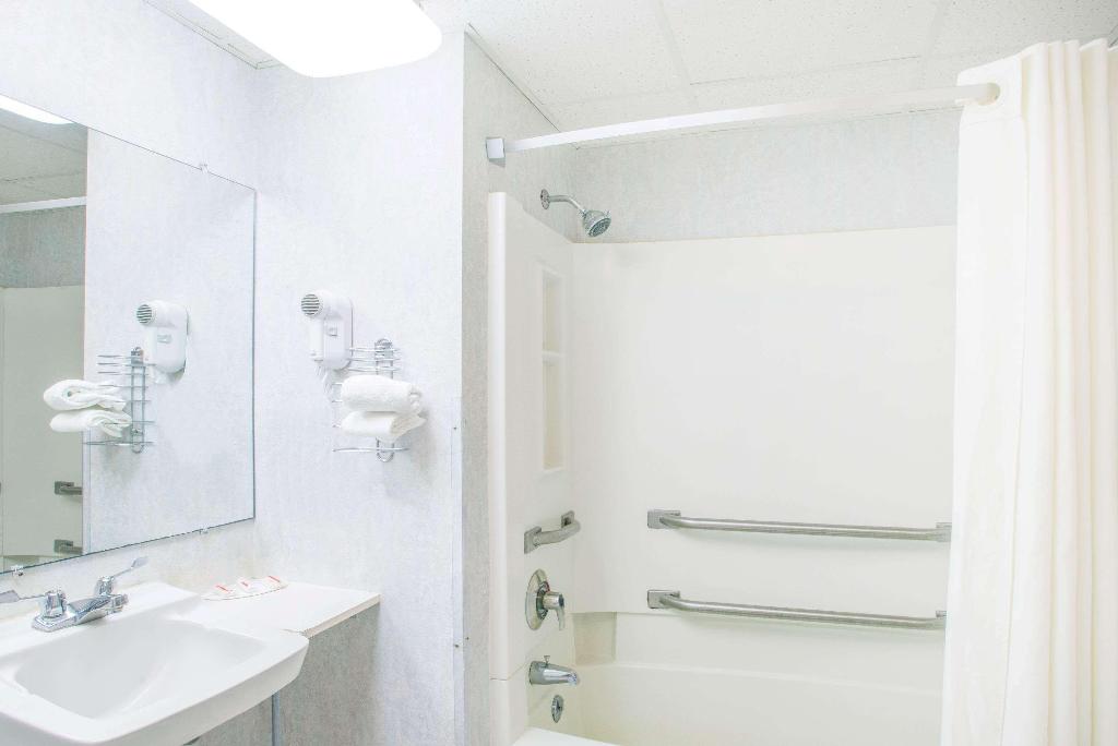 Super 8 By Wyndham Plattsburgh