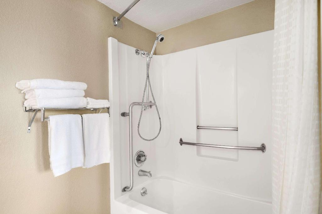 Super 8 By Wyndham Meridian