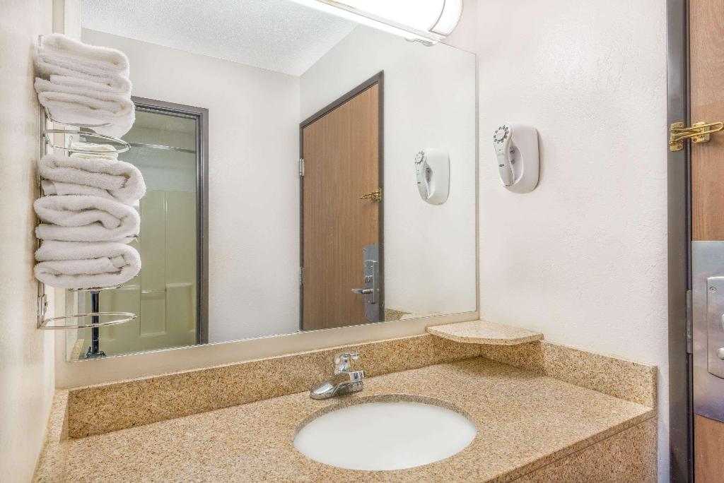 Super 8 by Wyndham Vincennes
