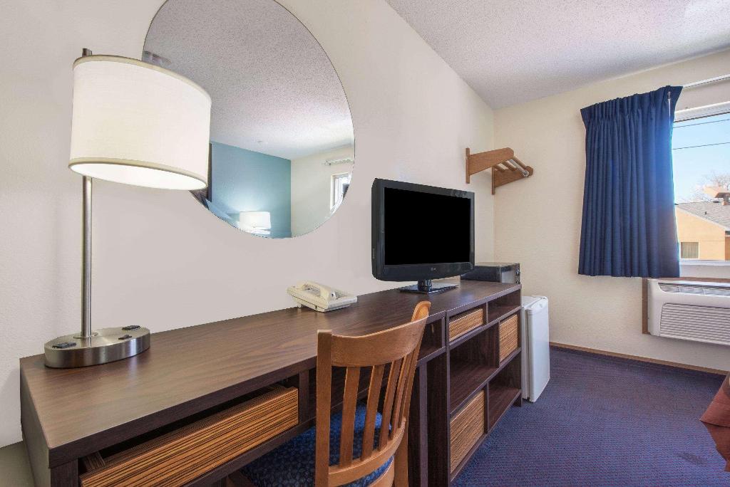 Super 8 by Wyndham College Station