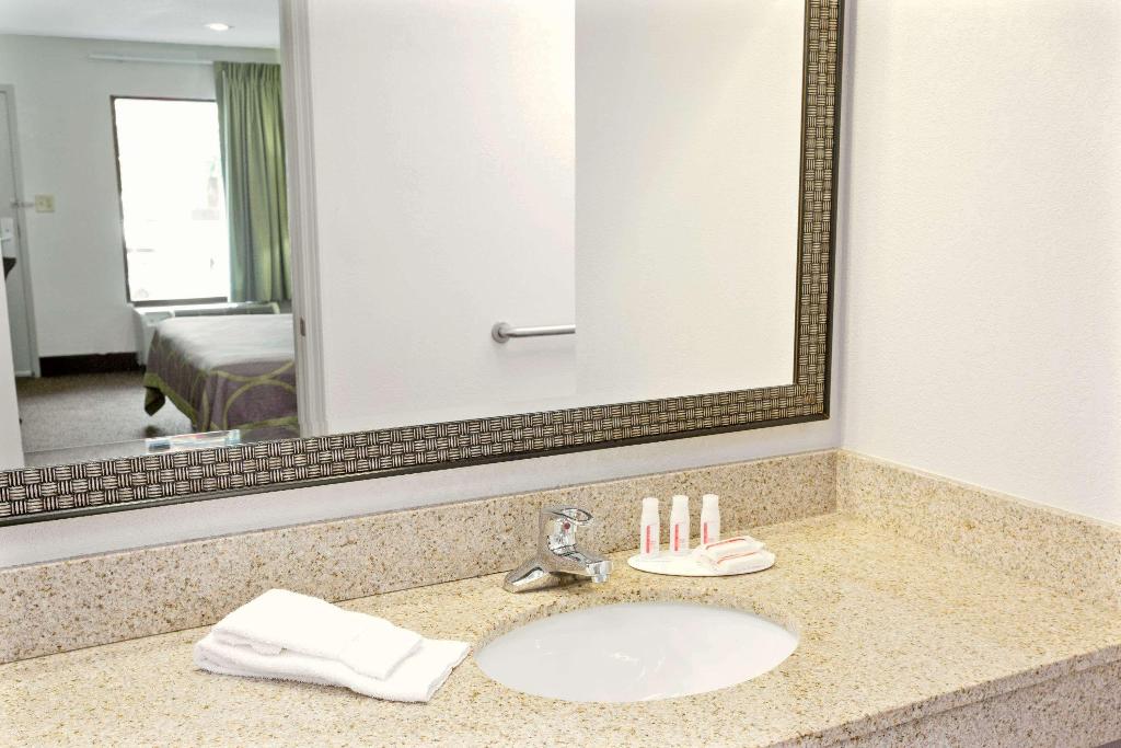 Super 8 By Wyndham Gainesville