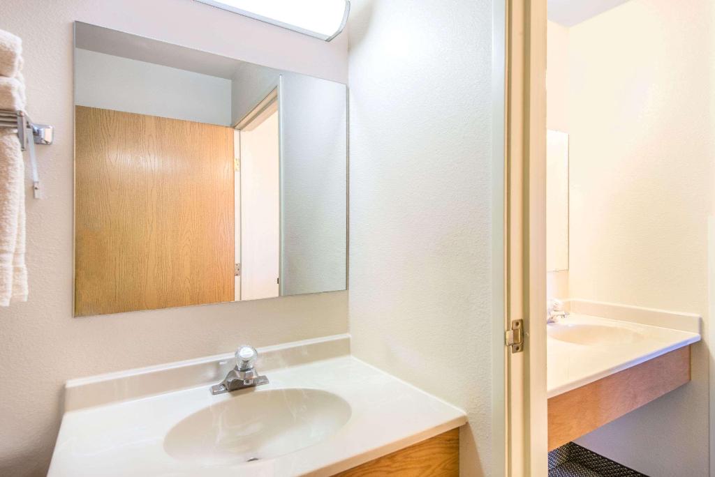 Super 8 By Wyndham West Middlesex/Sharon Area