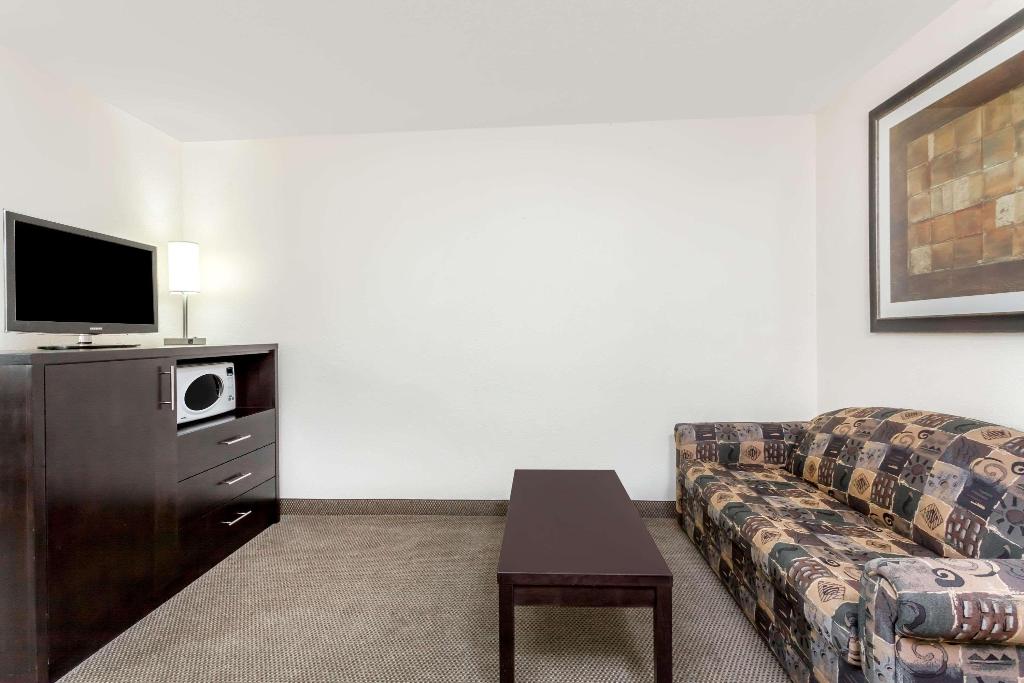 Super 8 by Wyndham Prince Albert