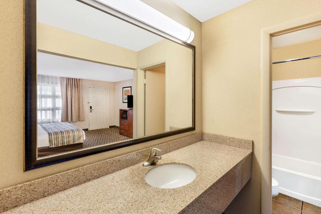 Baymont By Wyndham St. Ignace Lakefront