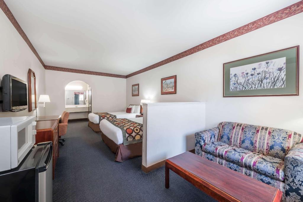 Super 8 By Wyndham Weslaco