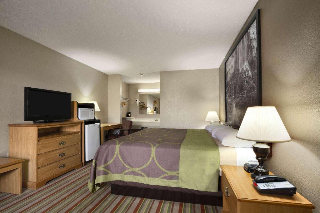 Super 8 By Wyndham Chiswell/Max Meadows Area