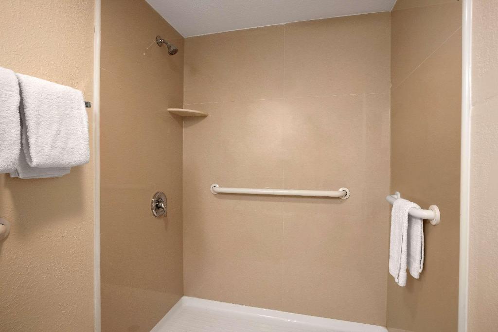 Super 8 By Wyndham Rahway/Newark