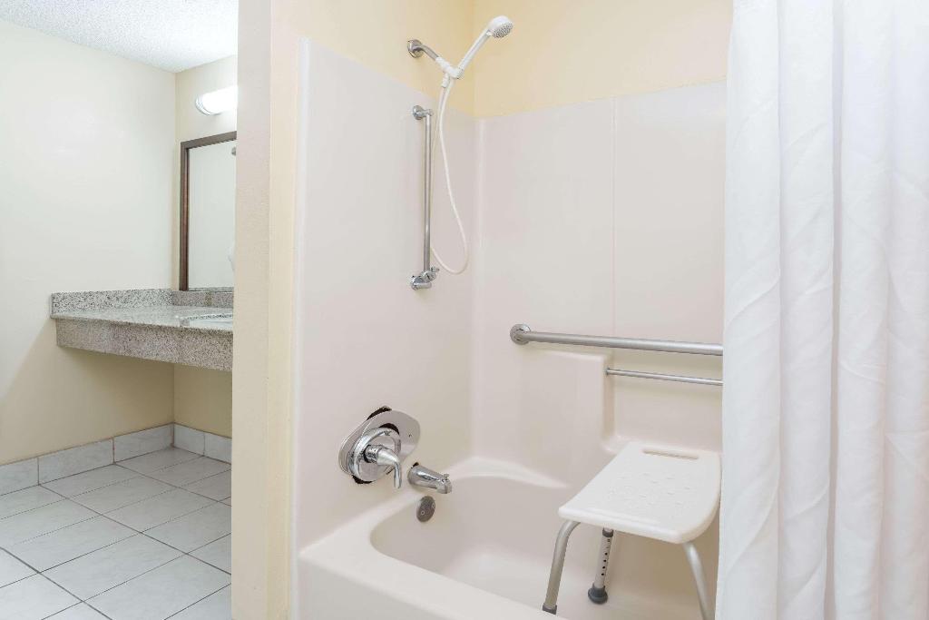 Super 8 By Wyndham Statesboro