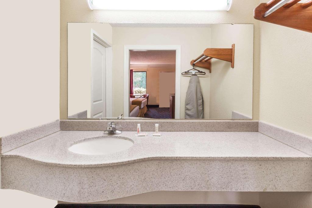 Super 8 by Wyndham Dalton/Convention Center Area