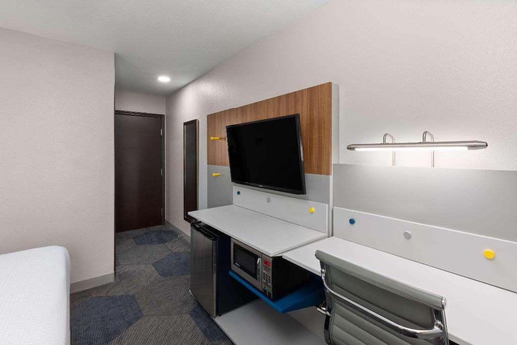 Microtel Inn & Suites By Wyndham Buda At Cabela's
