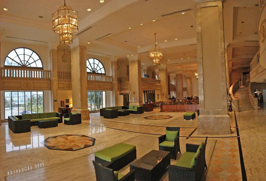 Holiday Resort & Spa - Lobby