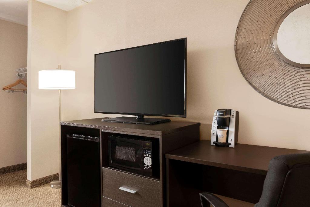 Spark by Hilton Portland Airport Maine Mall