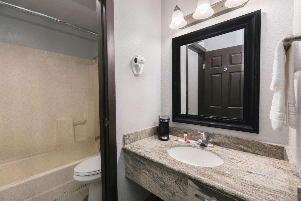 Super 8 by Wyndham Austin University/Downtown Area
