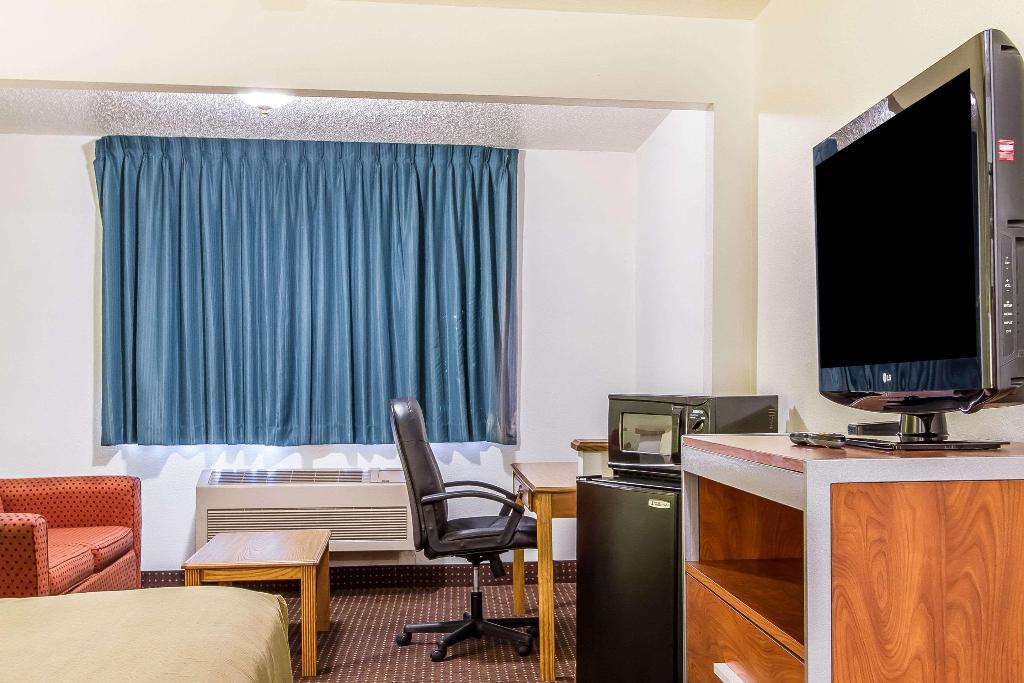 Econo Lodge & Suites