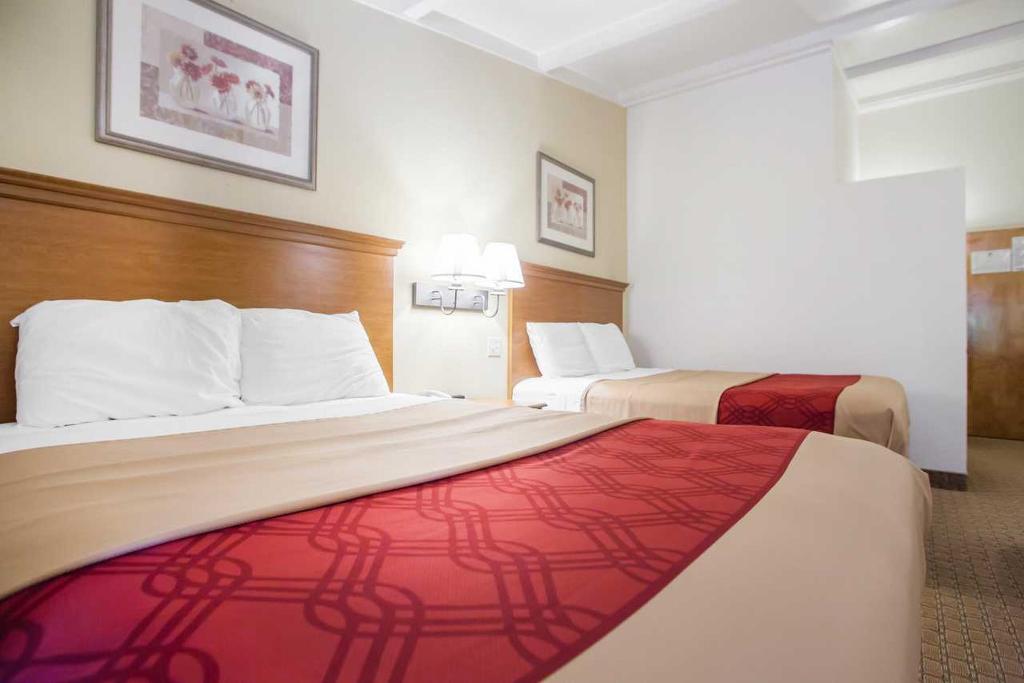 Econo Lodge Inn & Suites