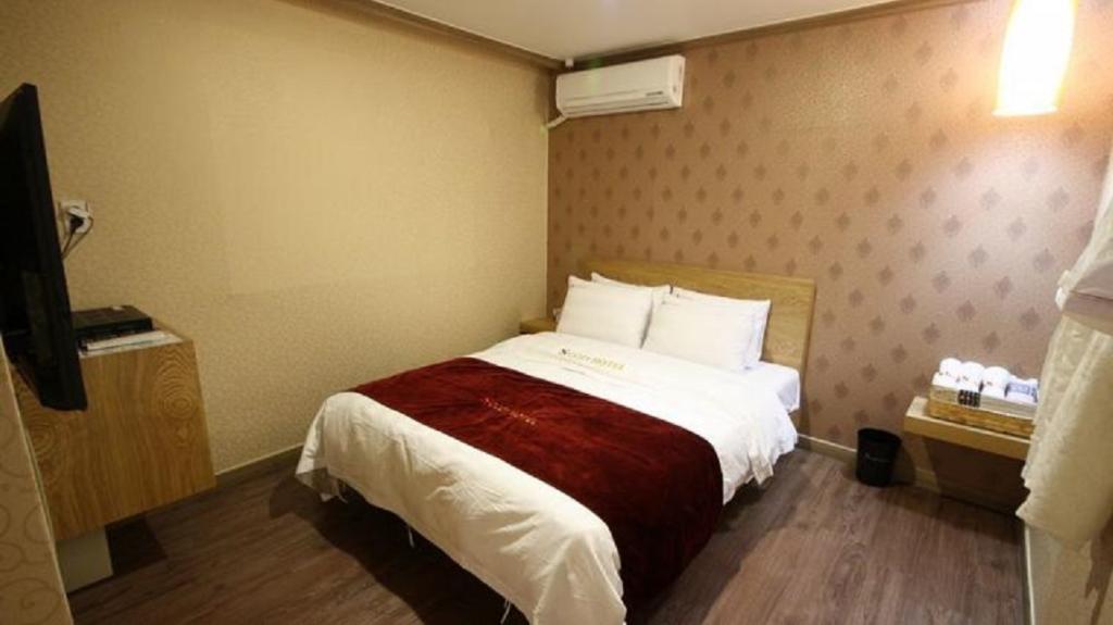 Riverside Cozy Hotel