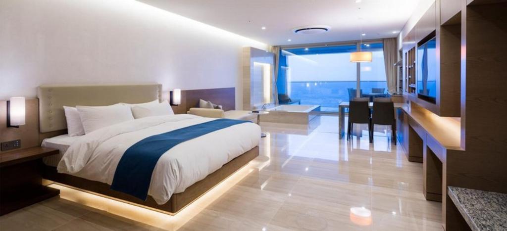 Sun Cruise Resort and Yacht