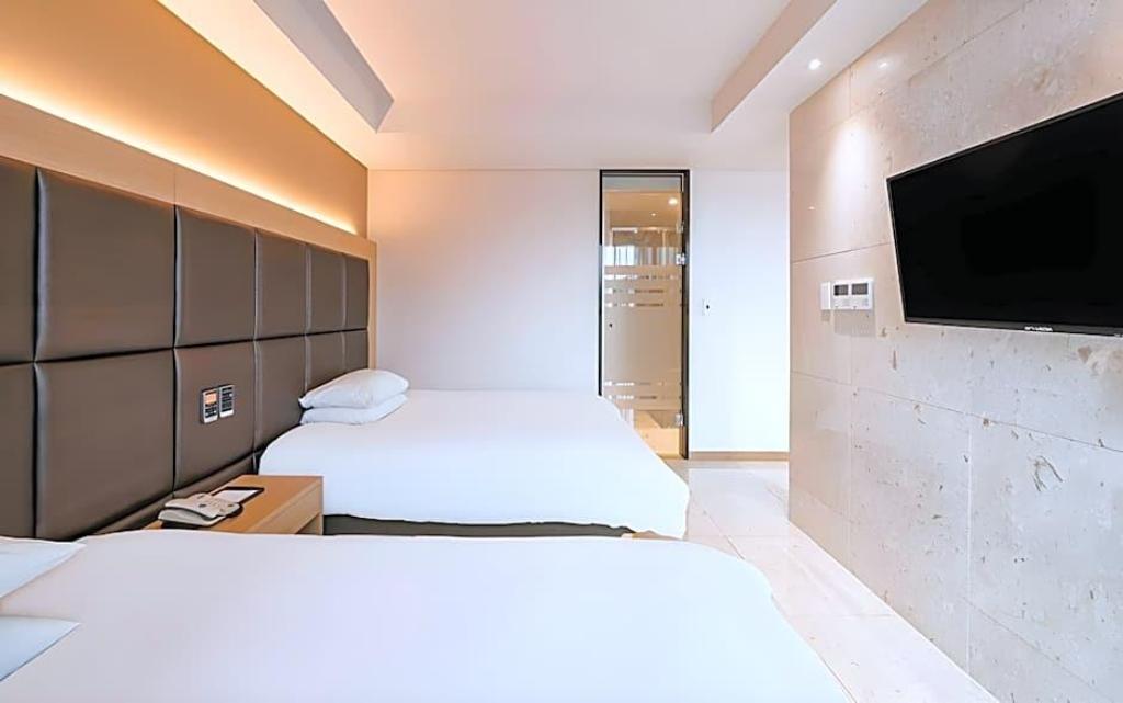 Hotel The One
