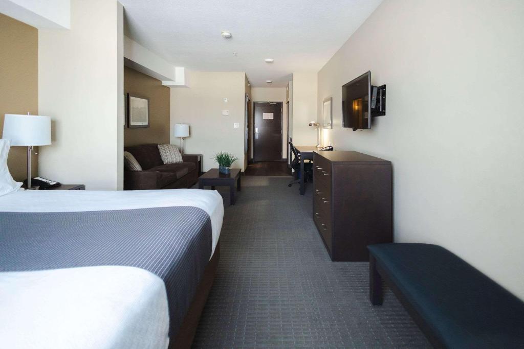 Best Western Plus Lacombe Inn & Suites