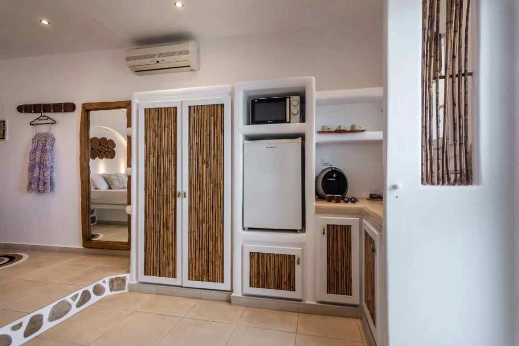 Niki Savvas Rooms & Studios