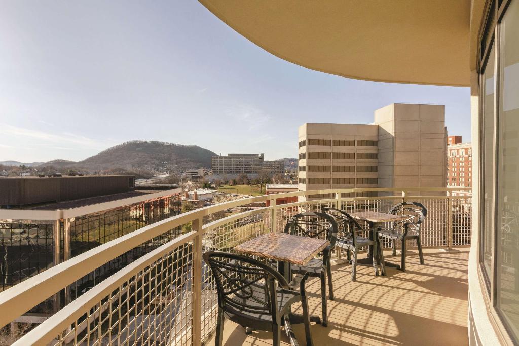 Hampton Inn & Suites Roanoke-Downtown
