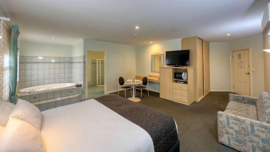 Charles Rasp Motor Inn and Cottages