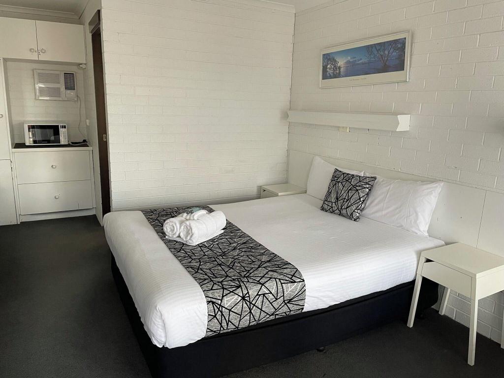 Coastal Bay Motel