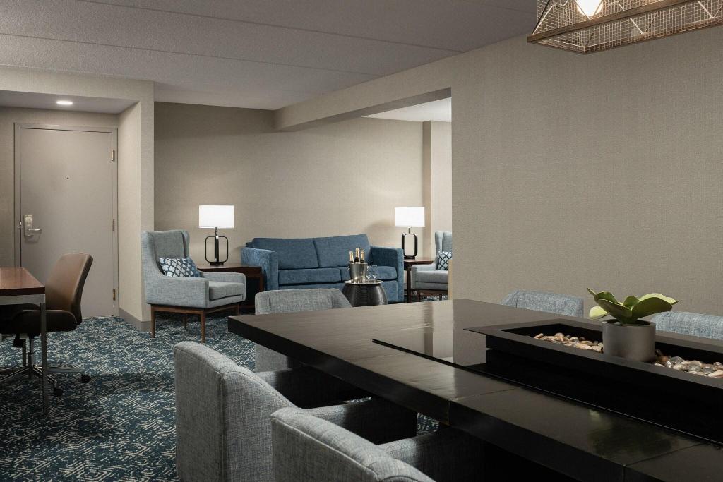 Four Points By Sheraton Milwaukee North Shore