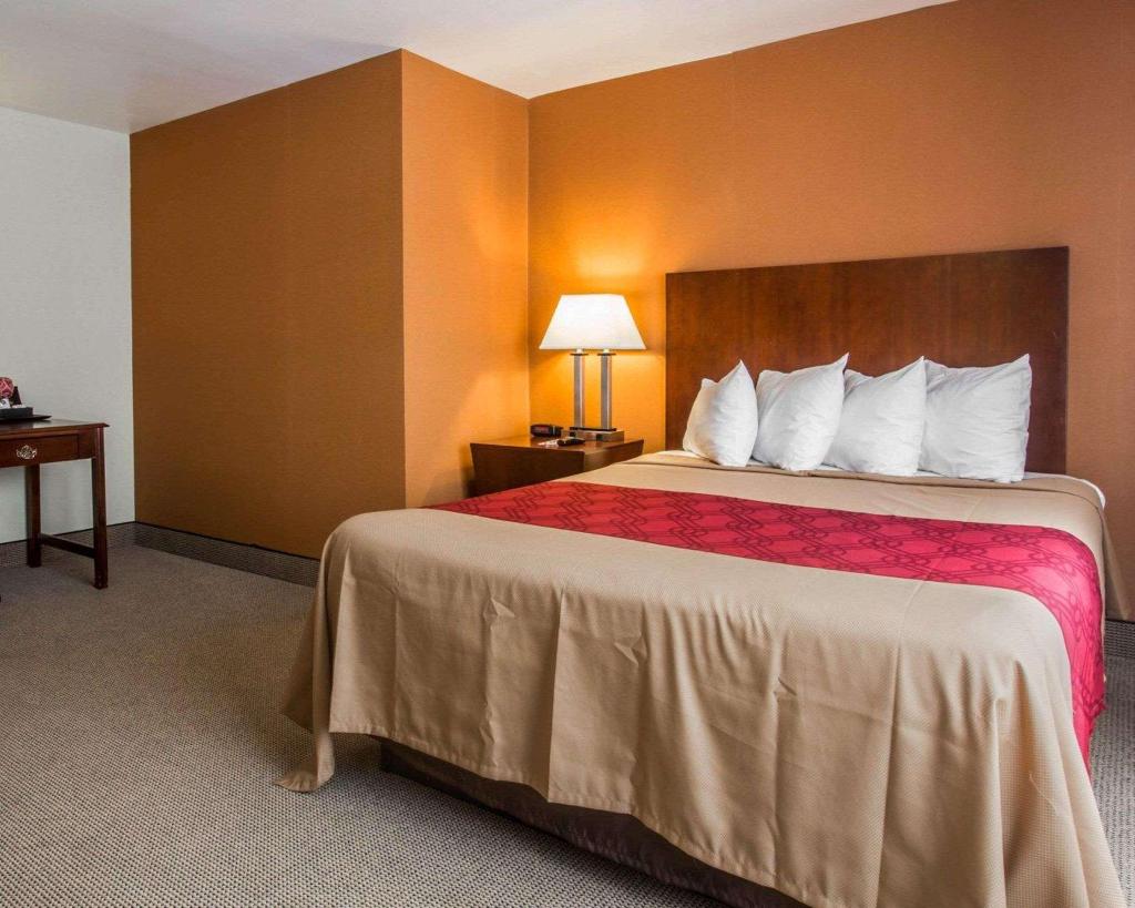 Econo Lodge Lakes Region