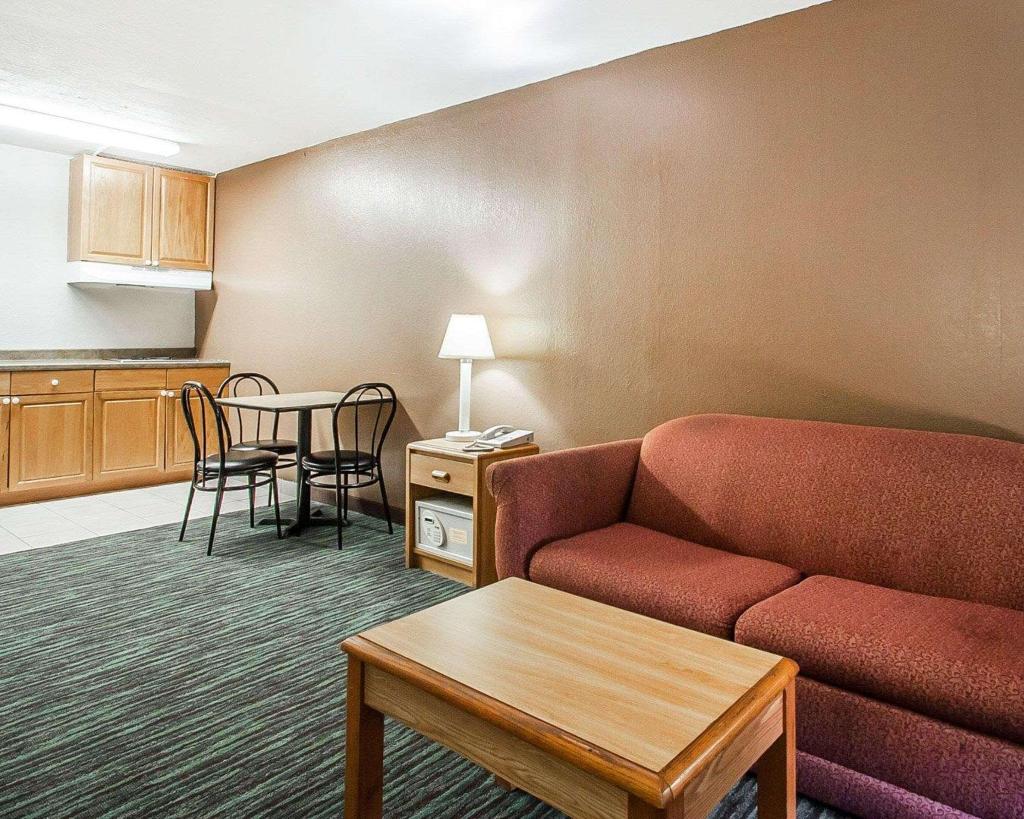 Econo Lodge Inn & Suites Jackson Northwest