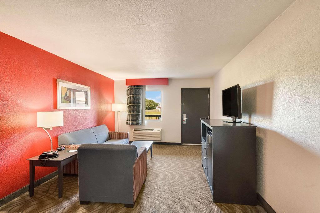 Clarion Inn & Suites Russellville I-40