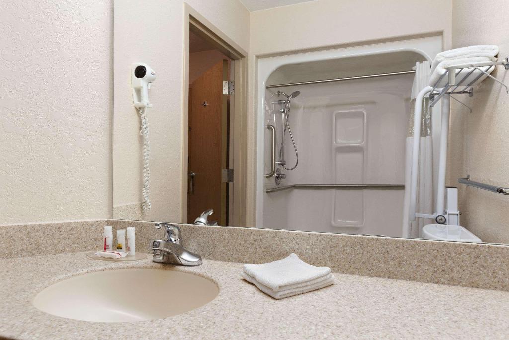 Days Inn & Suites by Wyndham Winkler