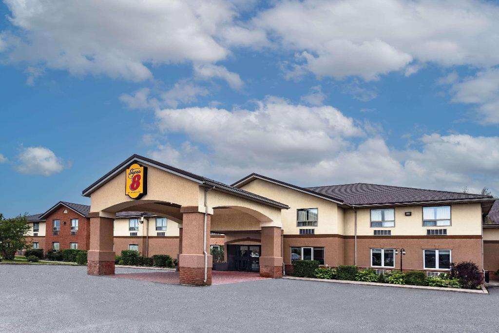 Super 8 by Wyndham Cornwall