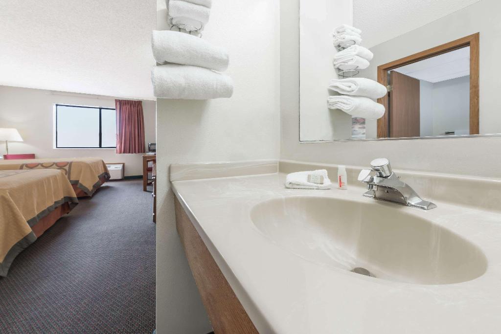 Super 8 By Wyndham Smithville Lake