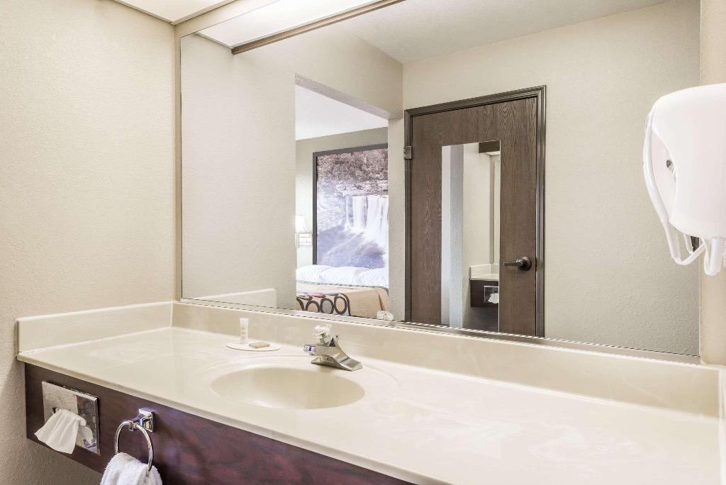 Super 8 By Wyndham Madison/Hanover Area