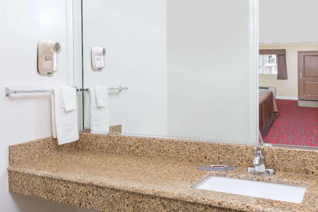 Travelodge Inn&Suites by Wyndham Bell Los Angeles
