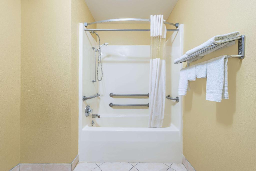 Super 8 by Wyndham Troy IL/St. Louis Area