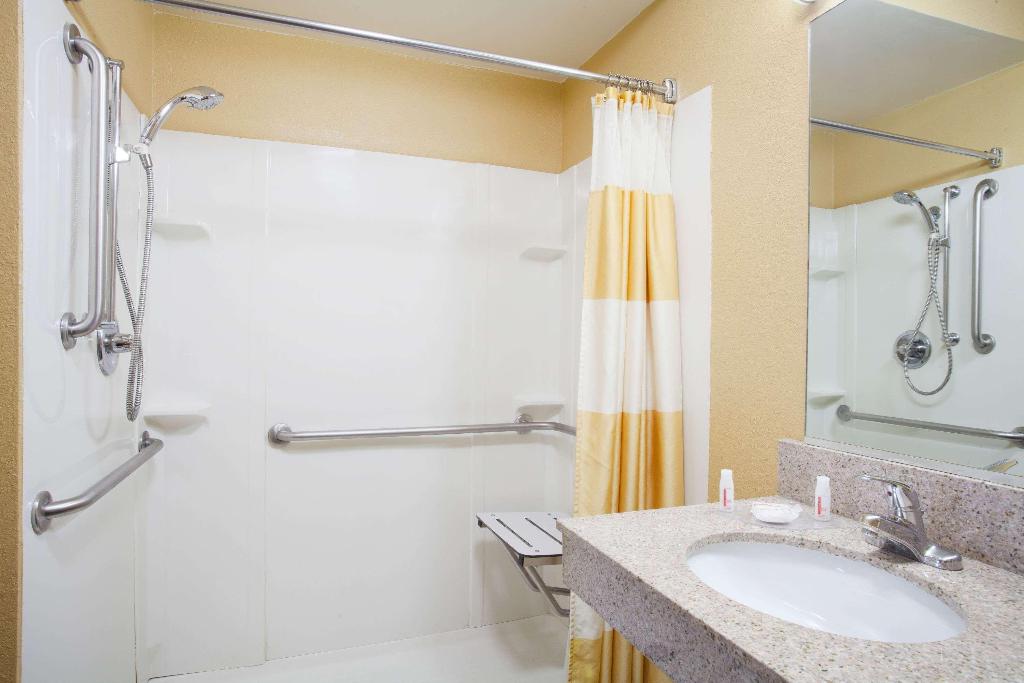 Baymont by Wyndham Madison Heights Detroit Area
