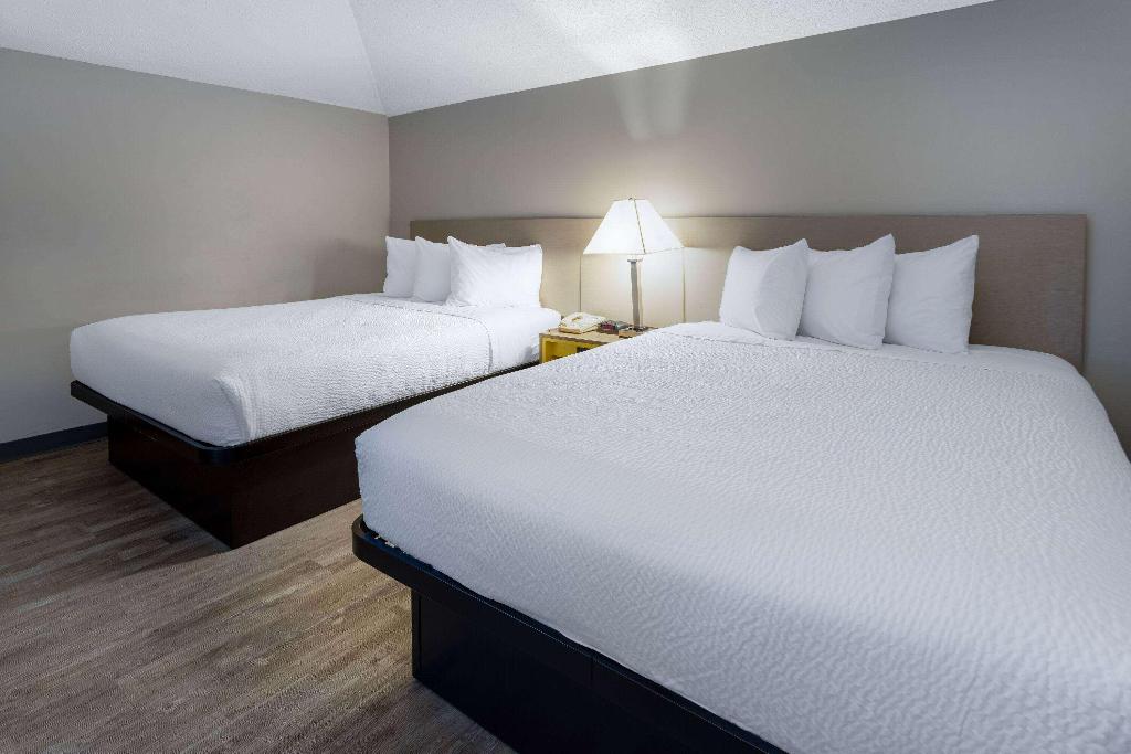 Days Inn & Suites by Wyndham Cherry Hill