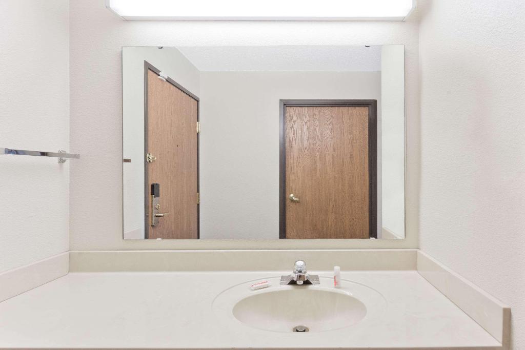 Super 8 By Wyndham Cloverdale
