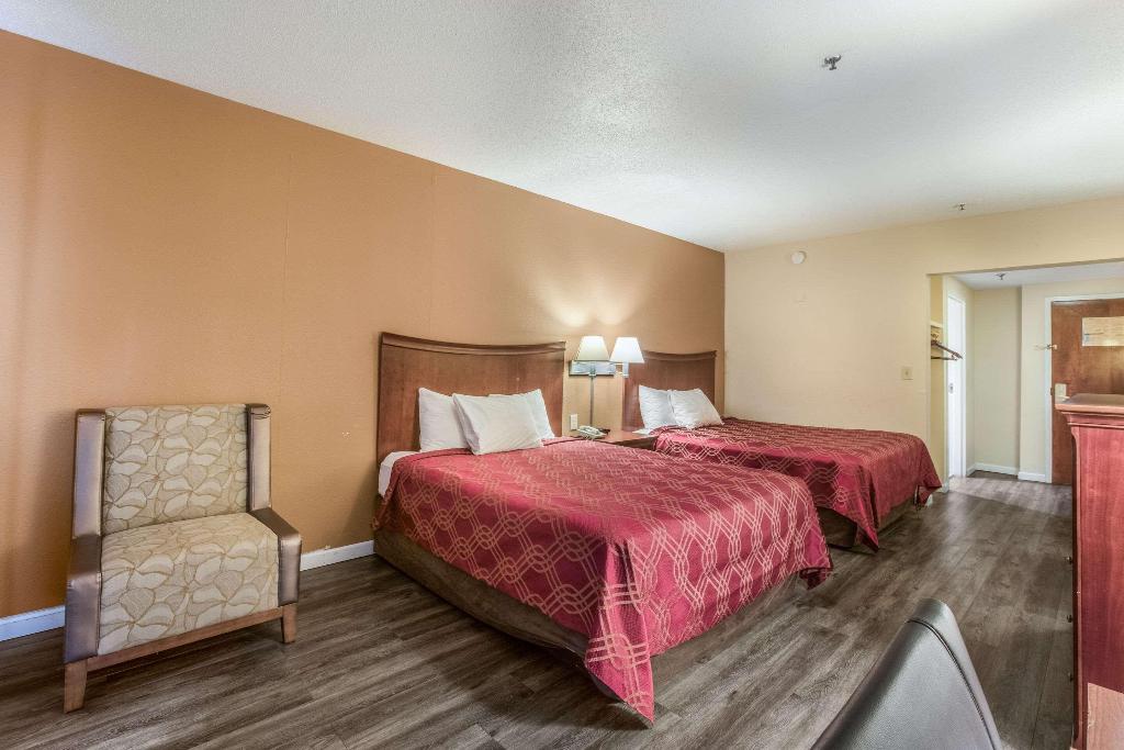 Econo Lodge Inn & Suites Marietta