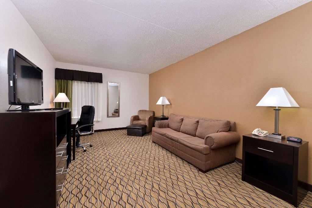 Quality Inn & Suites Matteson near I-5