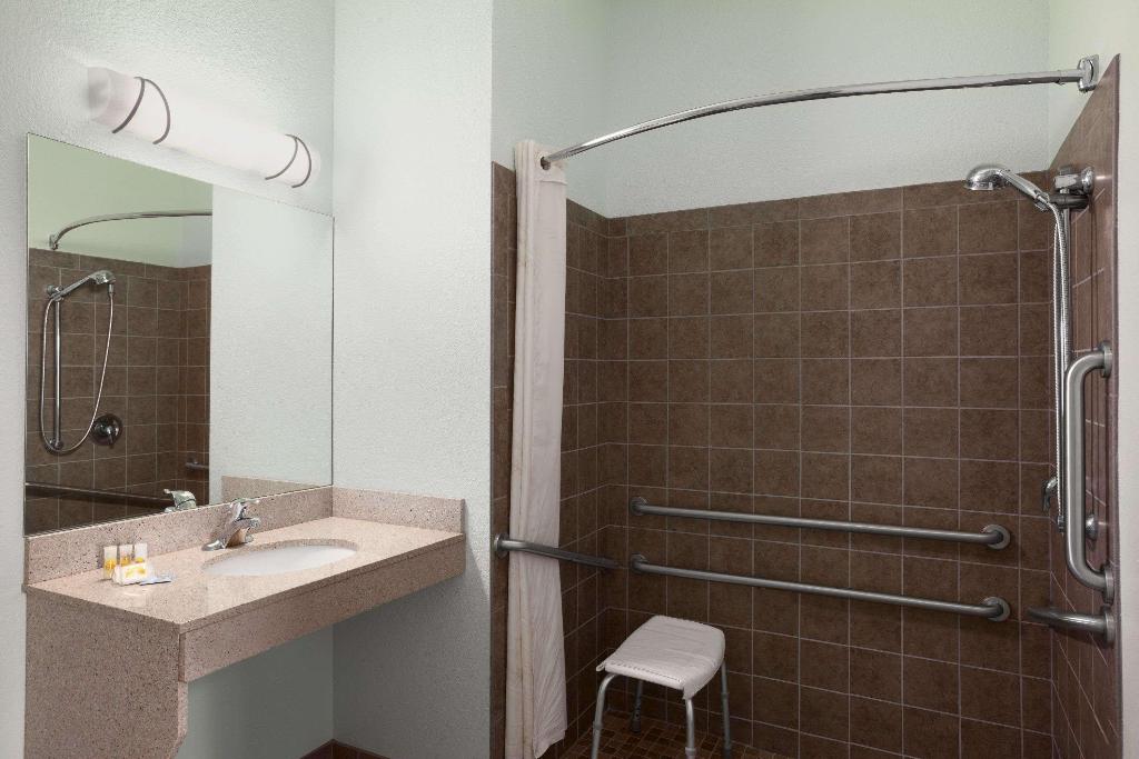 Days Inn & Suites by Wyndham Columbus NE