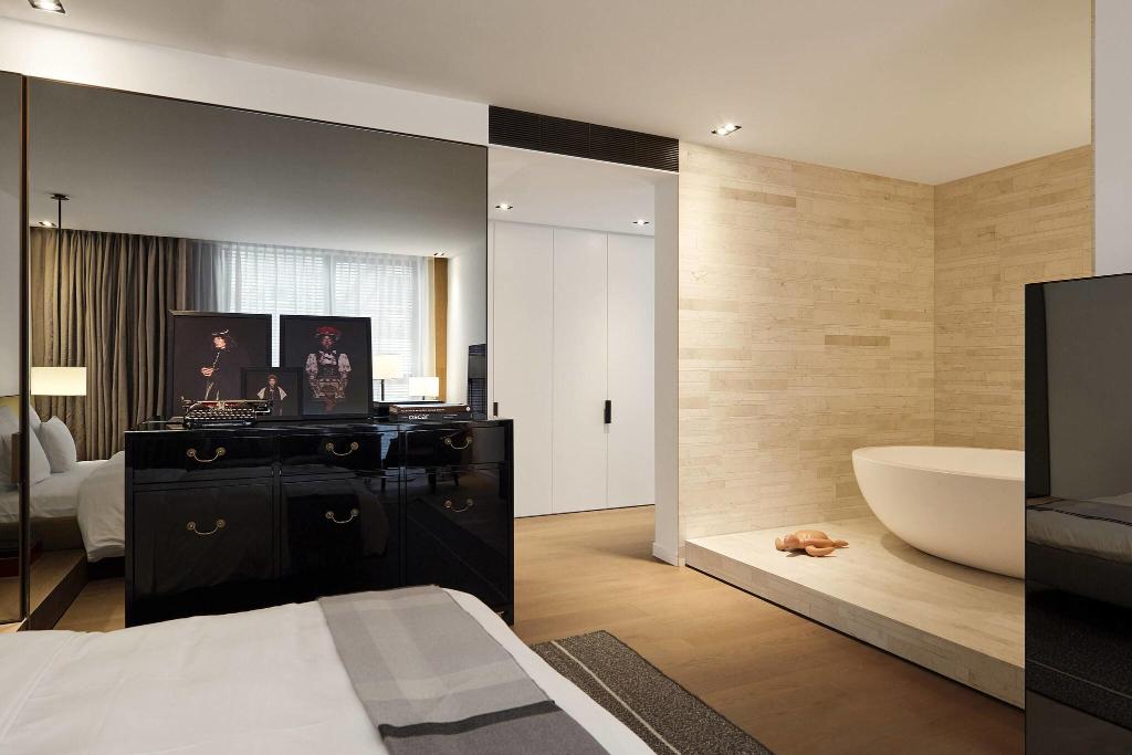 Roomers Baden-Baden, Autograph Collection