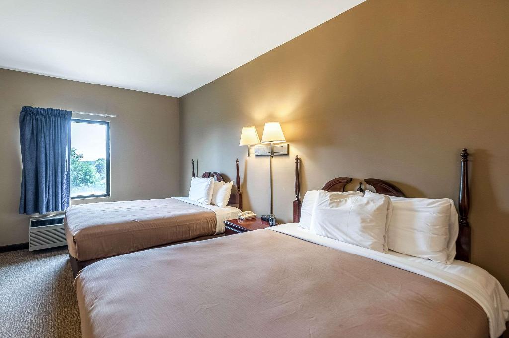 Econo Lodge Inn & Suites