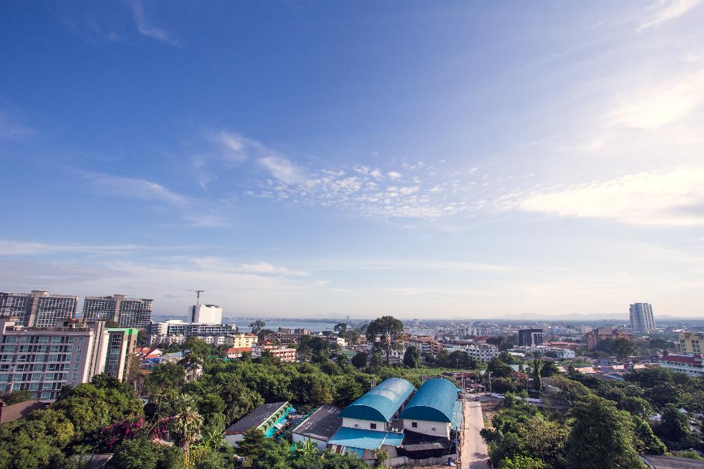 Golden Tulip Essential Pattaya Hotel - Beach