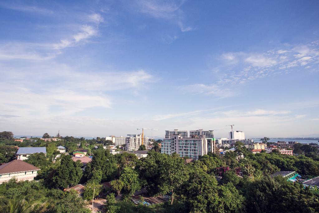 Golden Tulip Essential Pattaya Hotel - Beach