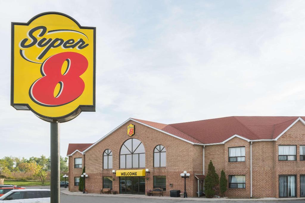 Super 8 by Wyndham Mt Hope Hamilton Inter. Airport